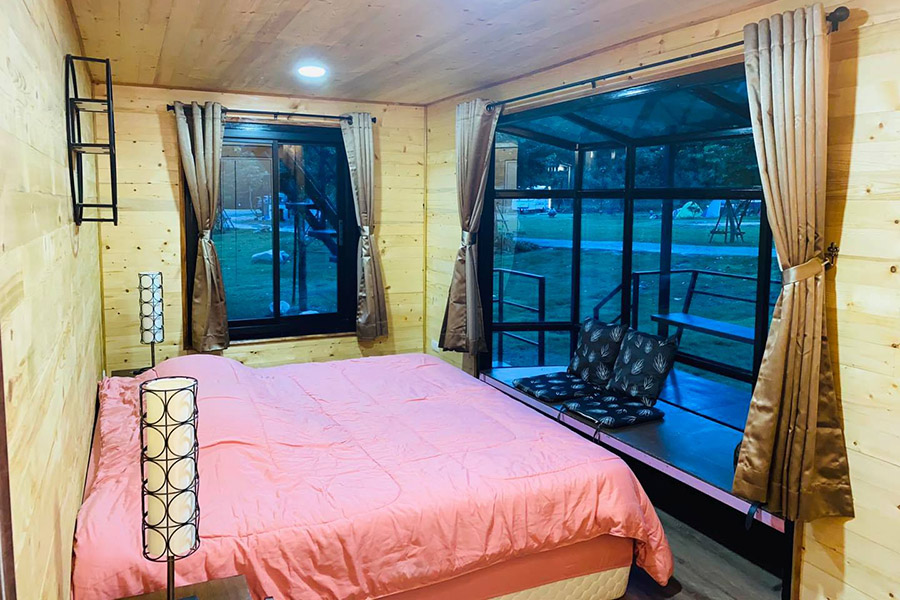 ลานกางเต็นท์ริมลำธาร