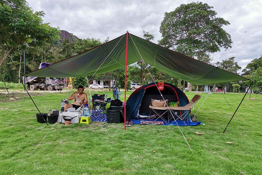 ลานกางเต็นท์ริมน้ำ