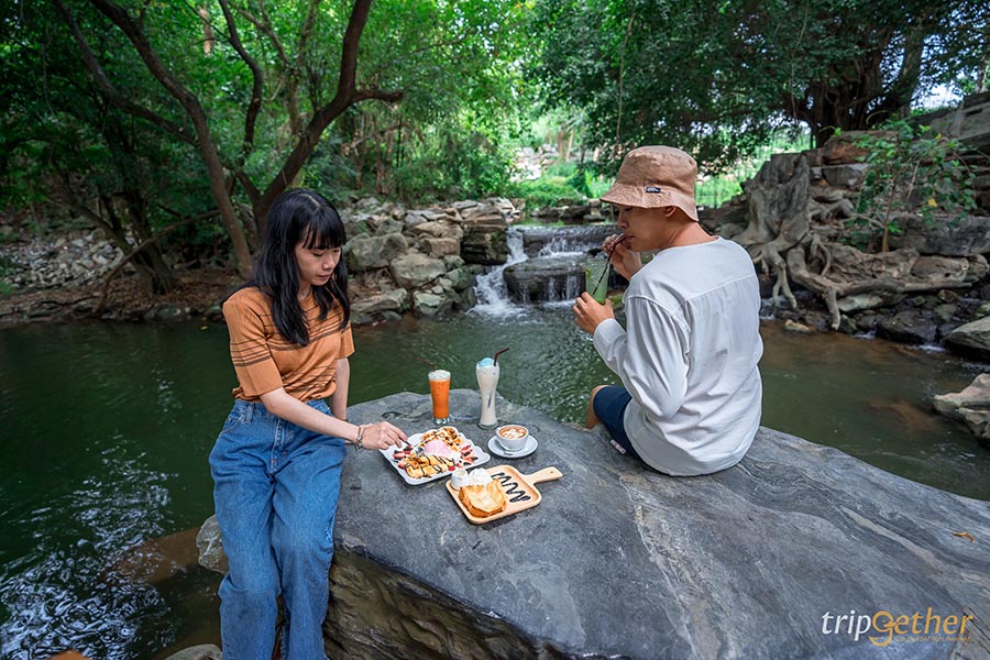 คาเฟ่ริมน้ำลำตะคอง