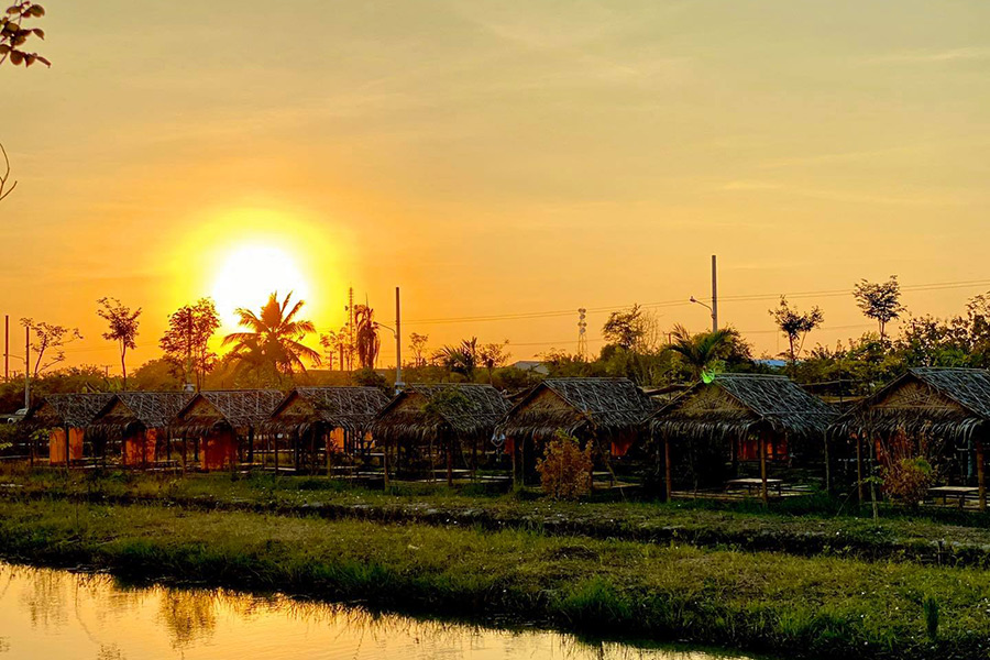 ร้านอาหารในสวนริมน้ำ