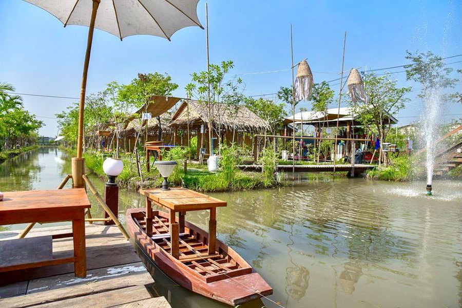 ร้านอาหารในสวนริมน้ำ