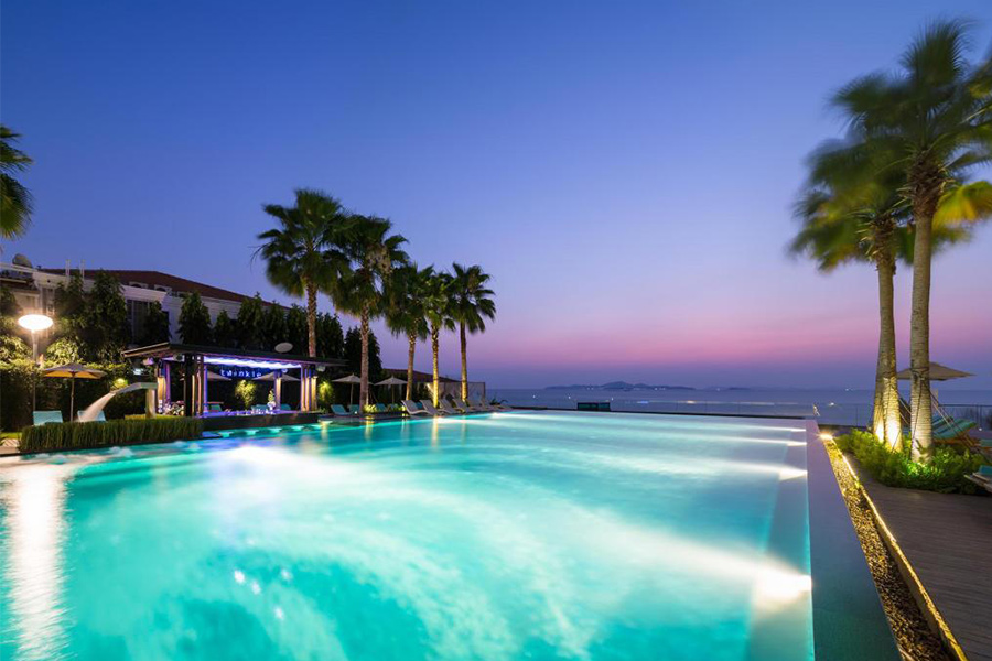 5 ที่พักพัทยามองวิวทะเล จากสระว่ายน้ำ ในบรรยากาศสุดฟิน