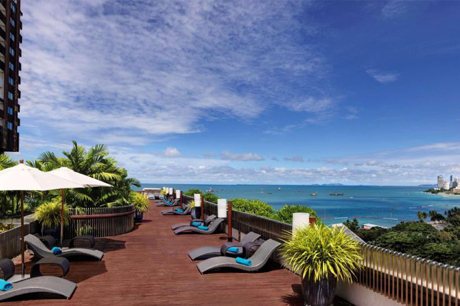 5 ที่พักพัทยามองวิวทะเล จากสระว่ายน้ำ ในบรรยากาศสุดฟิน