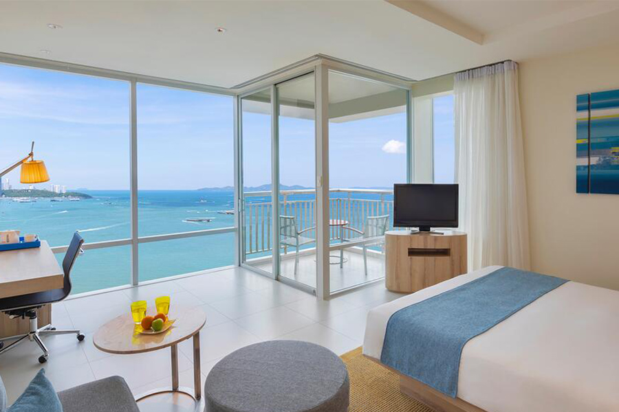 5 ที่พักพัทยามองวิวทะเล จากสระว่ายน้ำ ในบรรยากาศสุดฟิน