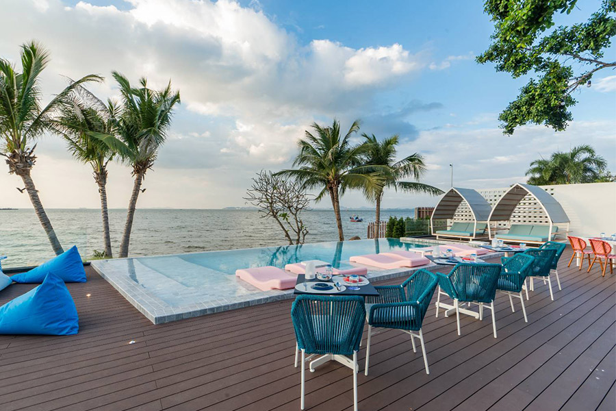 5 ที่พักพัทยามองวิวทะเล จากสระว่ายน้ำ ในบรรยากาศสุดฟิน