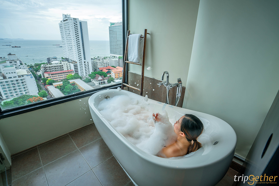 5 ที่พักพัทยามองวิวทะเล จากสระว่ายน้ำ ในบรรยากาศสุดฟิน