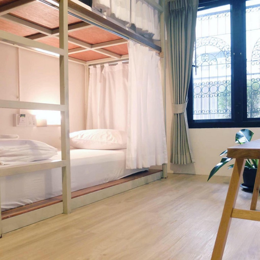 5 โฮสเทลใกล้รถไฟฟ้าราคาหลักร้อย เดินทางสะดวก