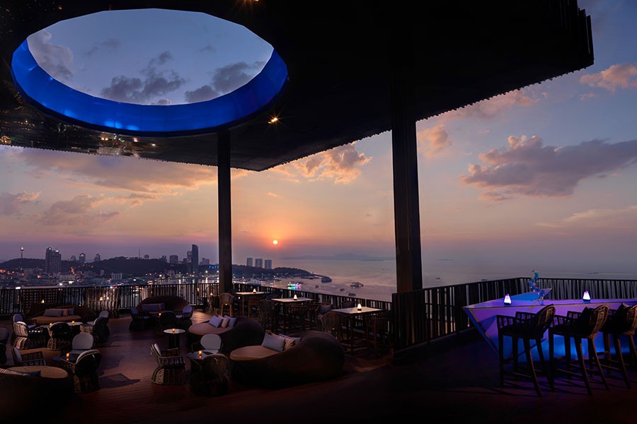 5 ที่พักพัทยาสุดหรู วิวทะเล มีดินเนอร์บาร์