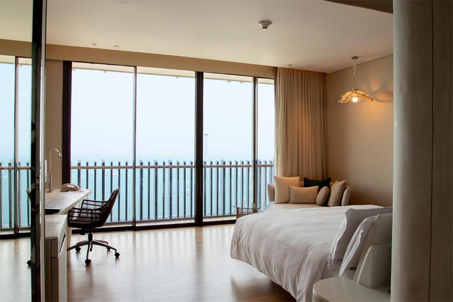 5 ที่พักพัทยาสุดหรู วิวทะเล มีดินเนอร์บาร์