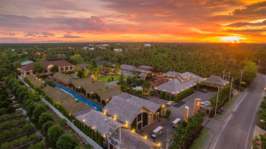 เปิดประตูก้าวลงสระ