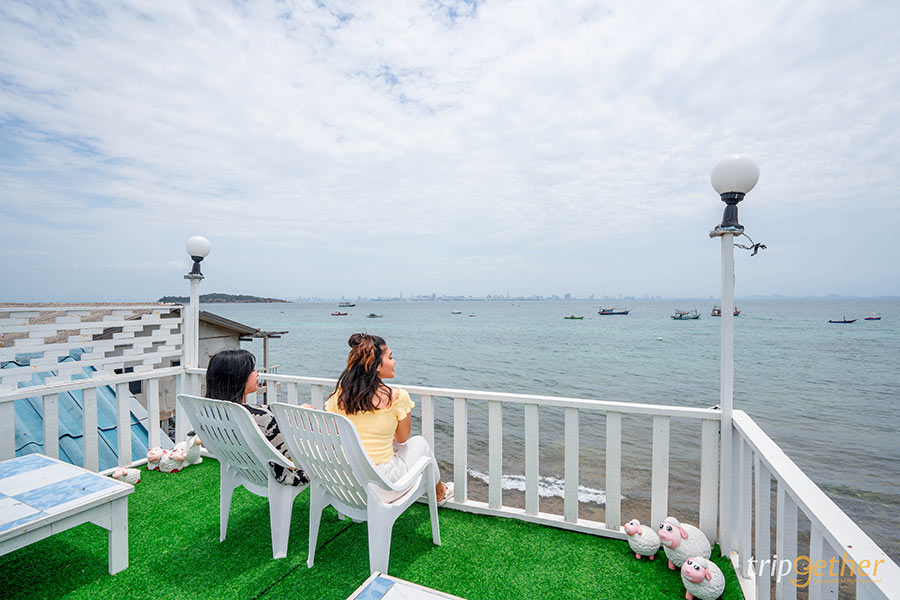 7 ที่พักมีเปลตาข่ายริมทะเล ชมวิวคลื่นแบบไม่มีอะไรมากั้น!