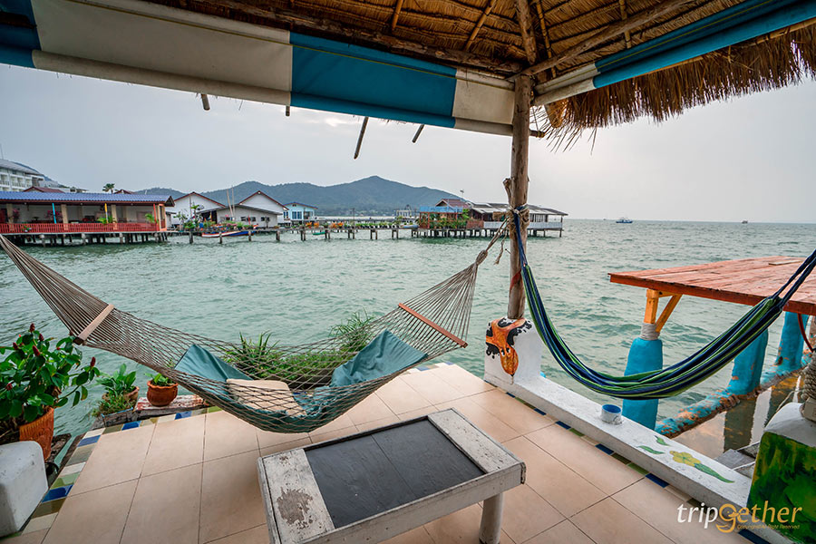 7 ที่พักมีเปลตาข่ายริมทะเล ชมวิวคลื่นแบบไม่มีอะไรมากั้น!