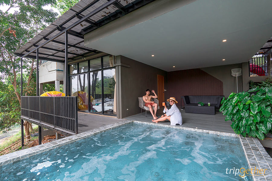 เปิดประตูก้าวลงสระ