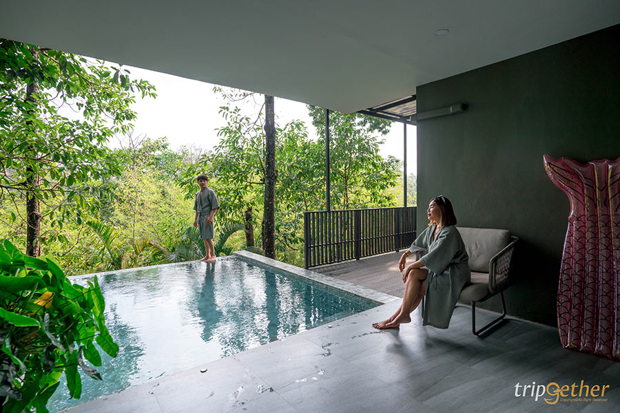 เปิดประตูก้าวลงสระ