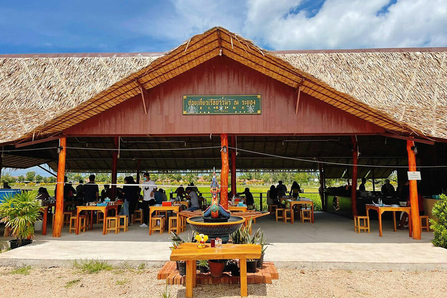 6 ร้านก๋วยเตี๋ยวกลางทุ่งนา นั่งชิลล์ท่ามกลางบรรยากาศสบาย