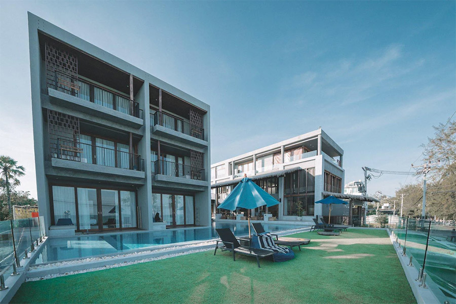 เปิดประตูก้าวลงสระ