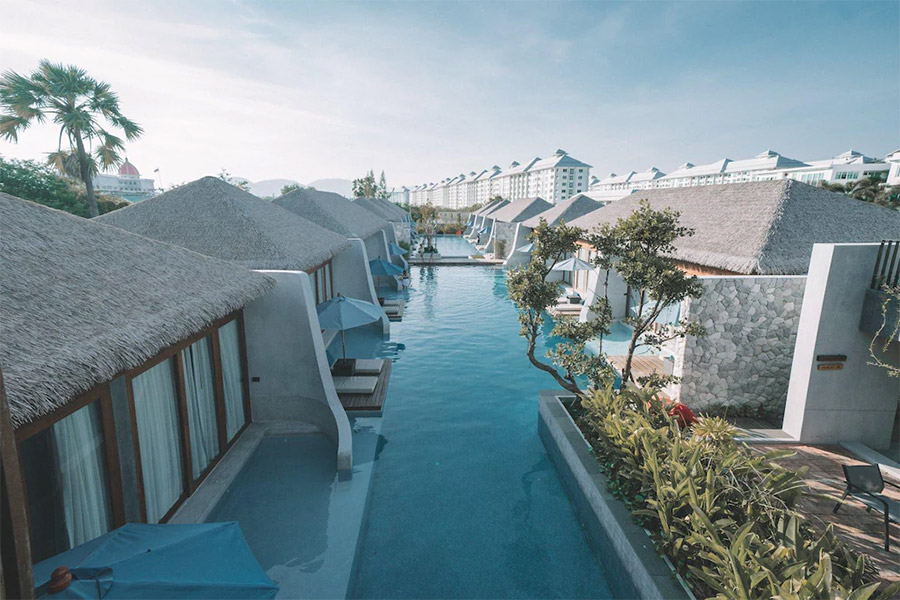 เปิดประตูก้าวลงสระ