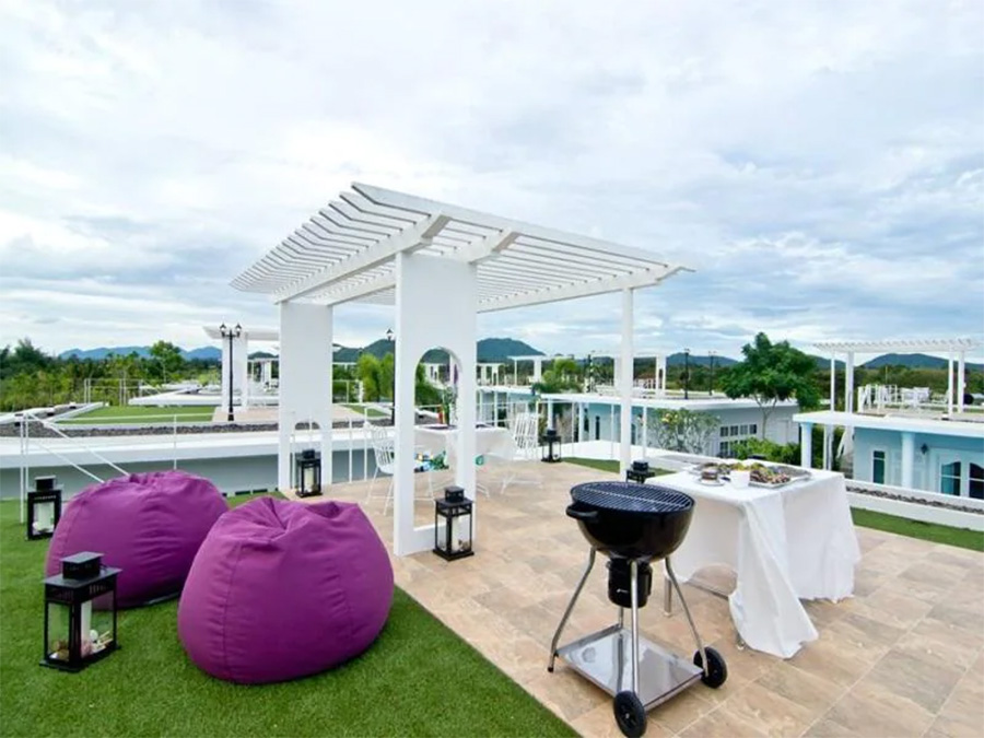 เปิดประตูก้าวลงสระ