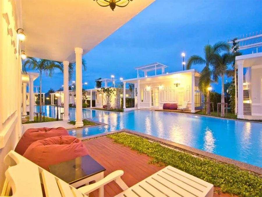 เปิดประตูก้าวลงสระ