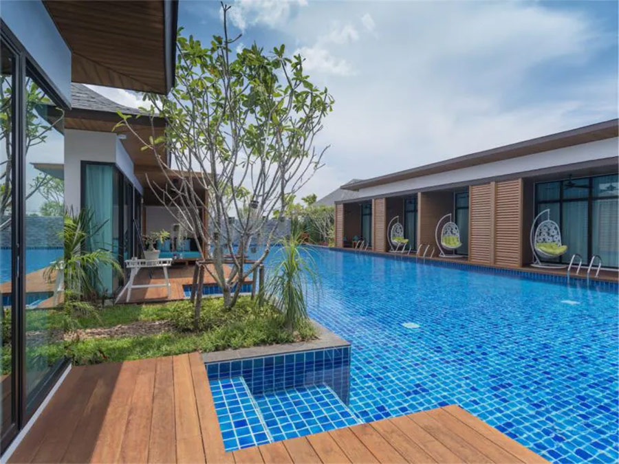 เปิดประตูก้าวลงสระ