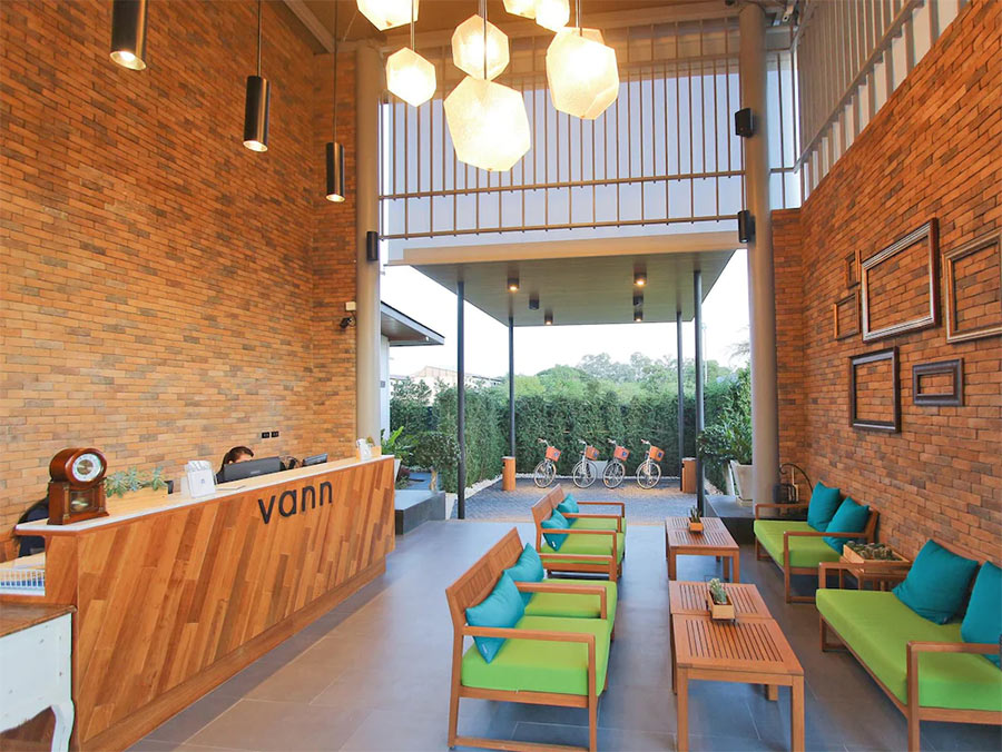 เปิดประตูก้าวลงสระ