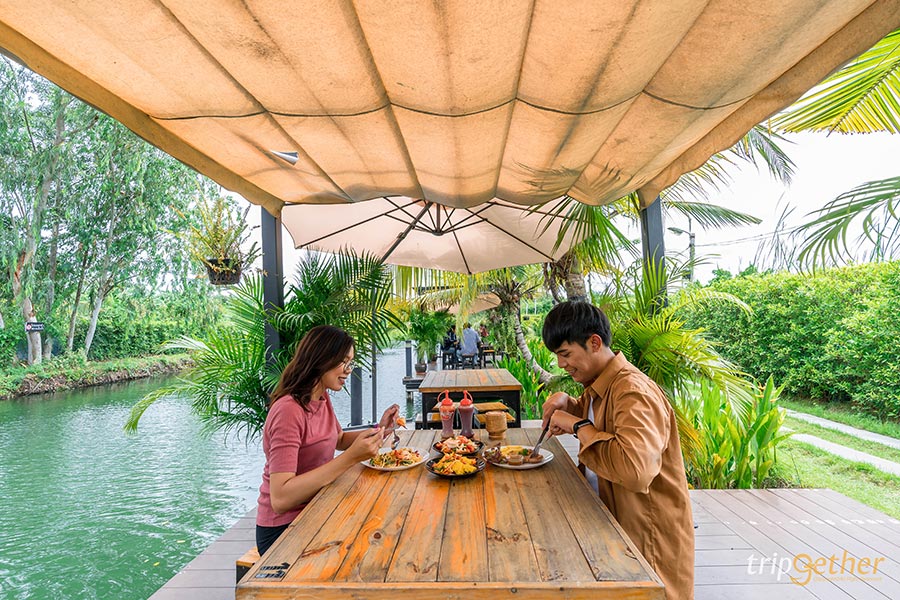 6 คาเฟ่สวนมะพร้าว 