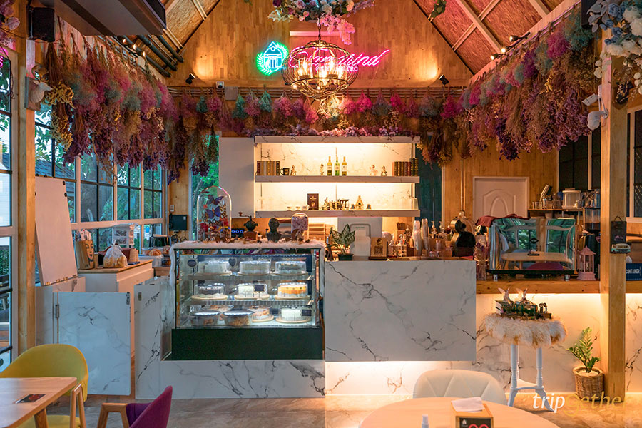 Tamarind Cafe & Bistro คาเฟ่นครปฐมเปิดใหม่ สไตล์แฟนตาซี ริมน้ำสีฟ้า