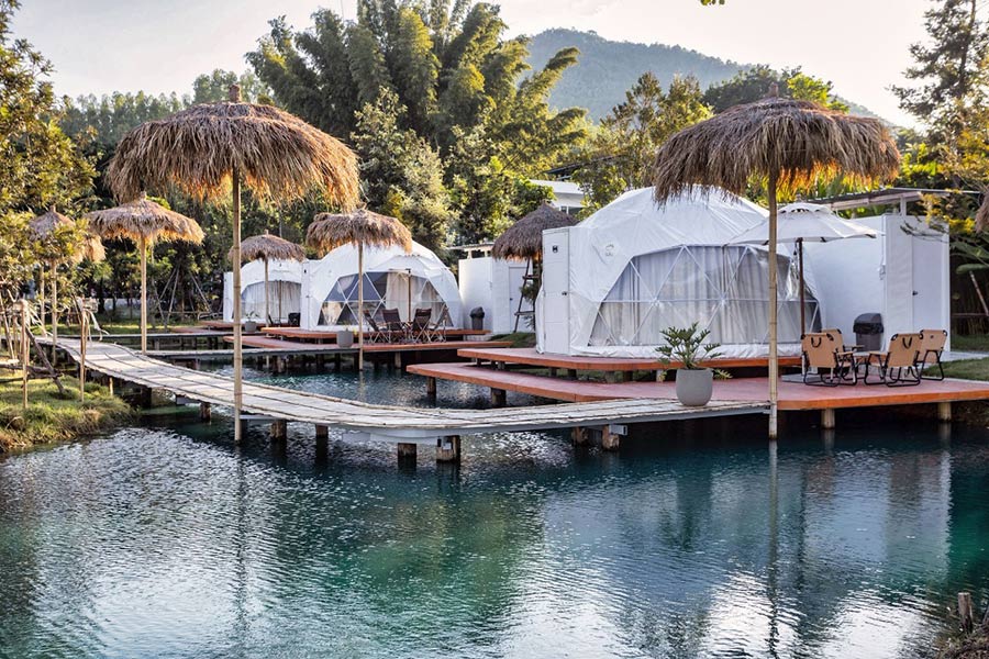 5 ที่พัก glamping กาญจนบุรี เอาใจสายแคมปิ้ง นอนสบายใกล้ชิดธรรมชาติ