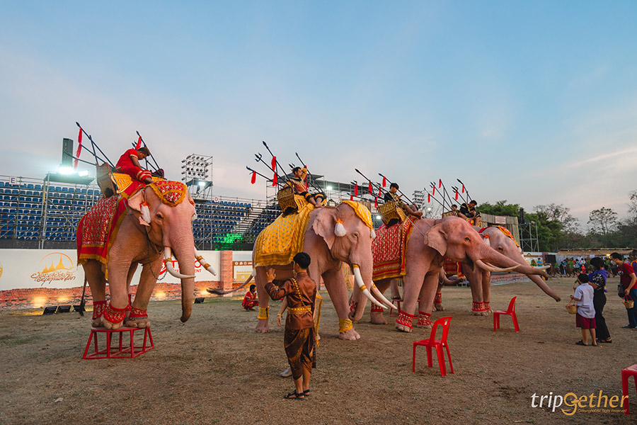 นั่งรถไฟ แต่งชุดไทย เที่ยวงานยอยศยิ่งฟ้าอยุธยามรดกโลก