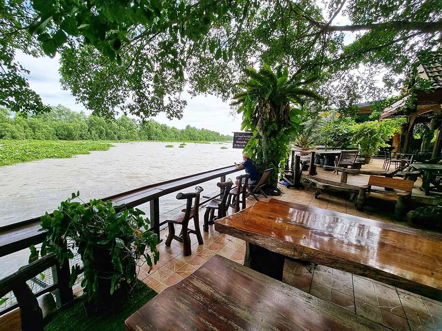 ร้านอาหาร-คาเฟ่ฉะเชิงเทราริมน้ำ