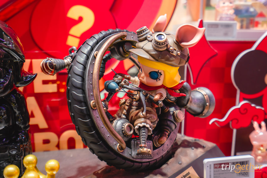 พิกัดลาดพร้าว จะต้องสะเทือน! ป๊อปมาร์ท (POP MART) เปิดตัว Flagship Store New Design คอนเซ็ปต์ใหม่ แห่งที่ 2 ในไทย ณ เซ็นทรัล ลาดพร้าว แบบเล่นใหญ่ เซอร์ไพรส์จุก!