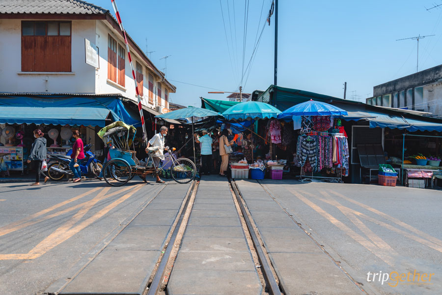 ตลาดร่มหุบ สมุทรสงคราม