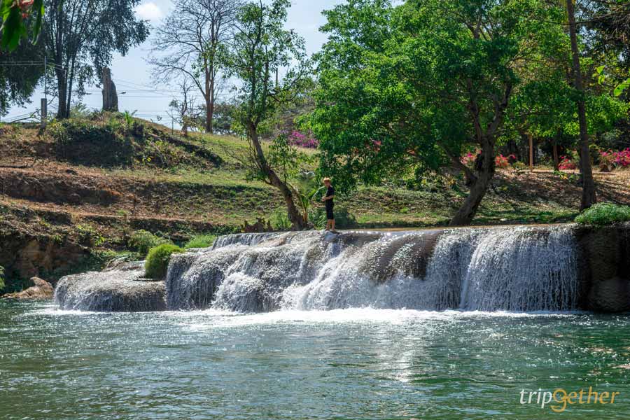 น้ำตกแก่งหรุ