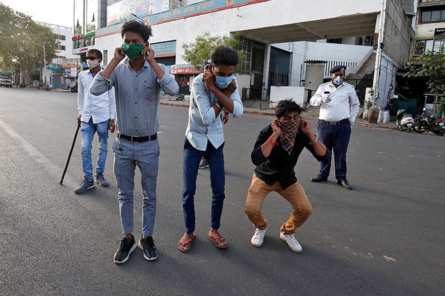 2020-03-24T131903Z_1118530155_RC2DQF9KQFO8_RTRMADP_3_HEALTH-CORONAVIRUS-INDIA-POLICE