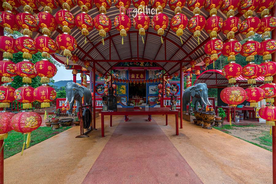 Chao_Por_Koh_Chang_Shrine-1