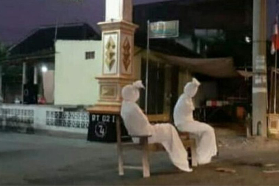 Pocong-guards-self-isolating-kampung-in-Purworejo-960x540