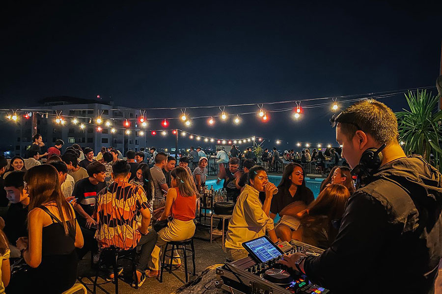 เปิดวาร์ป 11 ร้านแฮงค์เอาท์เชียงใหม่ นั่งชิลล์จิบเครื่องดื่มฟังเพลงเพราะๆ รับลมหนาว!