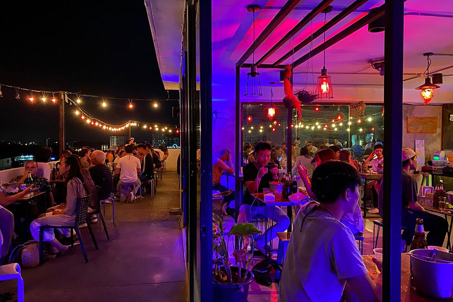 เปิดวาร์ป 11 ร้านแฮงค์เอาท์เชียงใหม่ นั่งชิลล์จิบเครื่องดื่มฟังเพลงเพราะๆ รับลมหนาว!