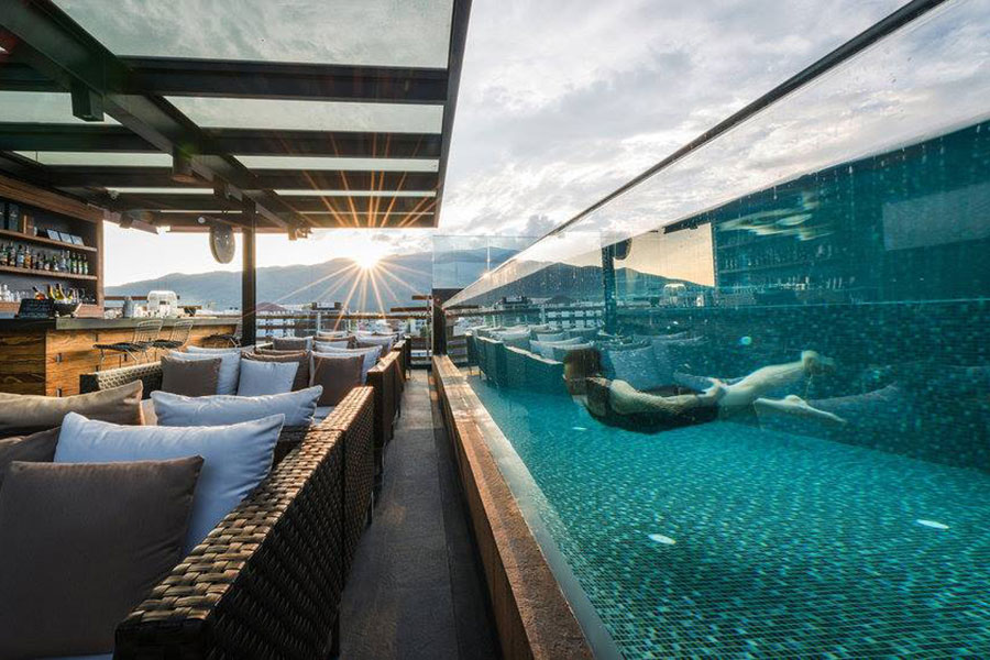 5 ที่พักกลางเมืองเชียงใหม่ มีสระว่ายน้ำบนดาดฟ้า ดูวิวภูเขาและวิวเมือง