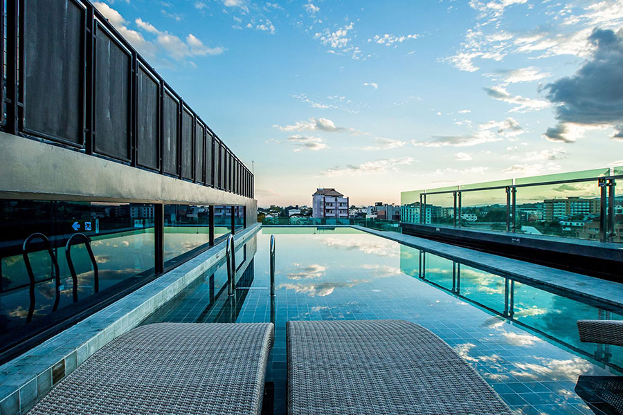 5 ที่พักกลางเมืองเชียงใหม่ มีสระว่ายน้ำบนดาดฟ้า ดูวิวภูเขาและวิวเมือง