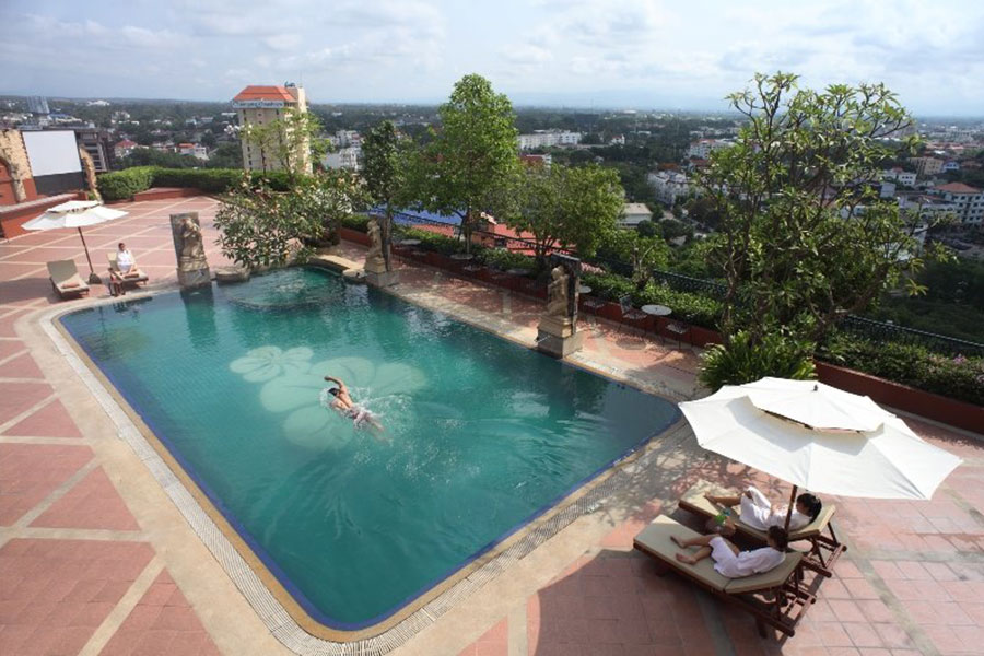 5 ที่พักกลางเมืองเชียงใหม่ มีสระว่ายน้ำบนดาดฟ้า ดูวิวภูเขาและวิวเมือง