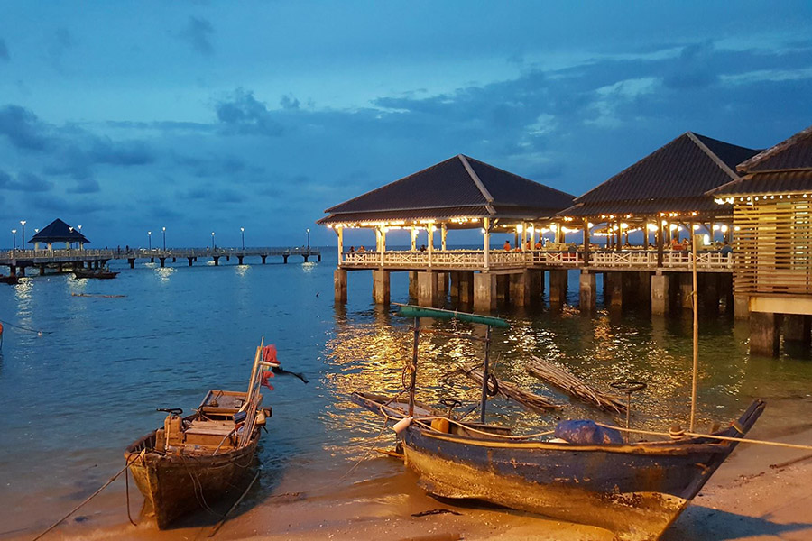 5 ร้านน่านั่งริมทะเล เขาสามมุข - อ่างศิลา น่าแวะมานั่งกินซีฟู้ด แบบฟีลกู๊ดที่ริมทะเล 5 ร้านน่านั่งริมทะเล เขาสามมุข - อ่างศิลา น่าแวะมานั่งกินซีฟู้ด แบบฟีลกู๊ดที่ริมทะเล