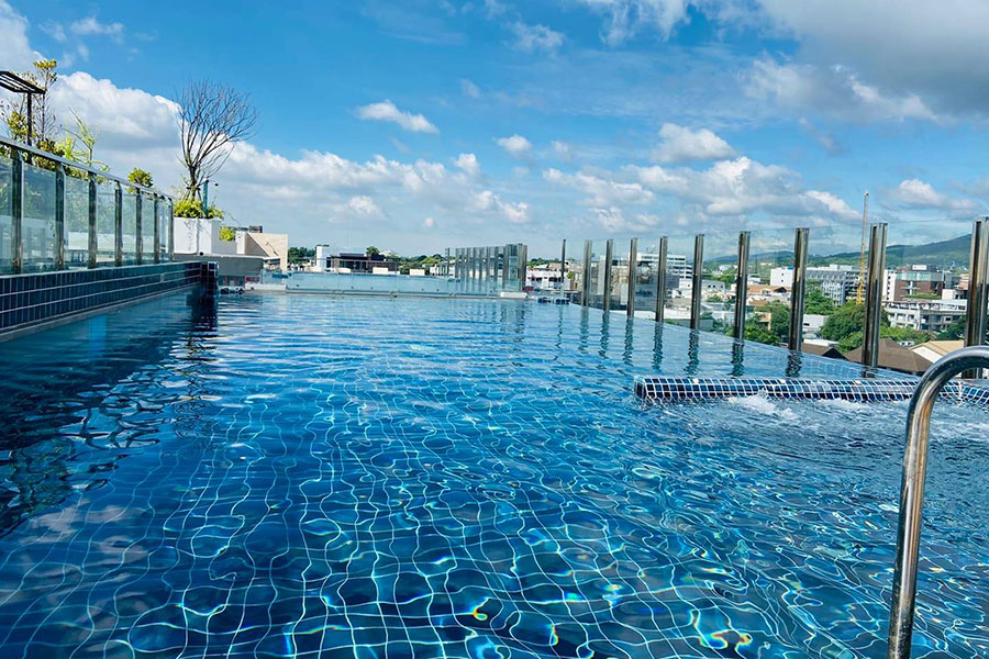 5 ที่พักกลางเมืองเชียงใหม่ มีสระว่ายน้ำบนดาดฟ้า ดูวิวภูเขาและวิวเมือง