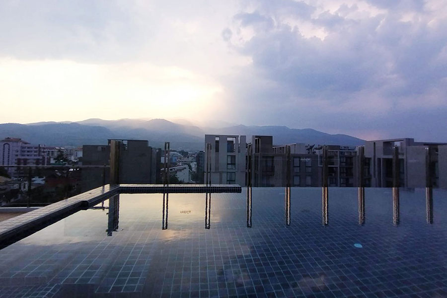 5 ที่พักกลางเมืองเชียงใหม่ มีสระว่ายน้ำบนดาดฟ้า ดูวิวภูเขาและวิวเมือง